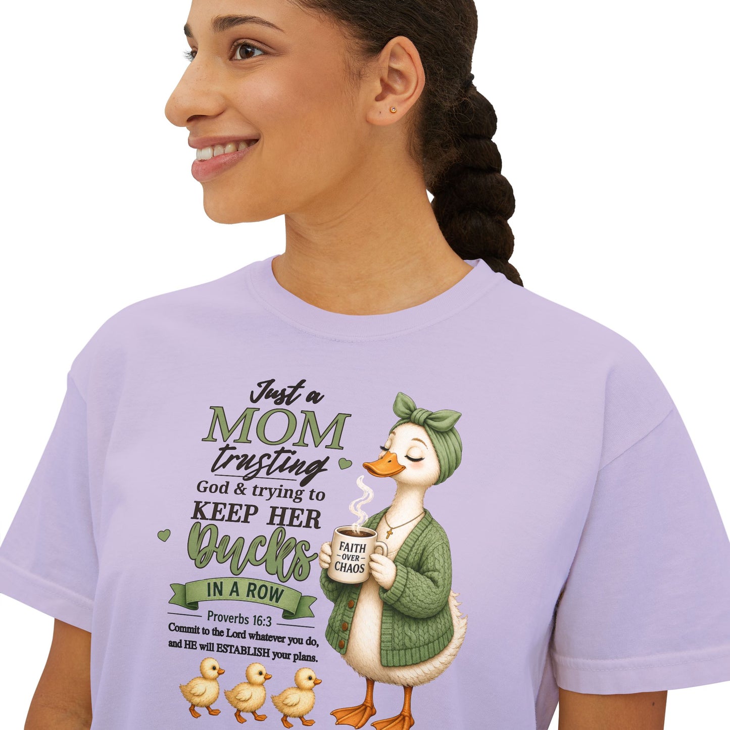 COMFORT COLOR CROP TOP - Mom Trusting God Tee — "Keep Her Ducks in a Row" Cute Duck Mom Shirt