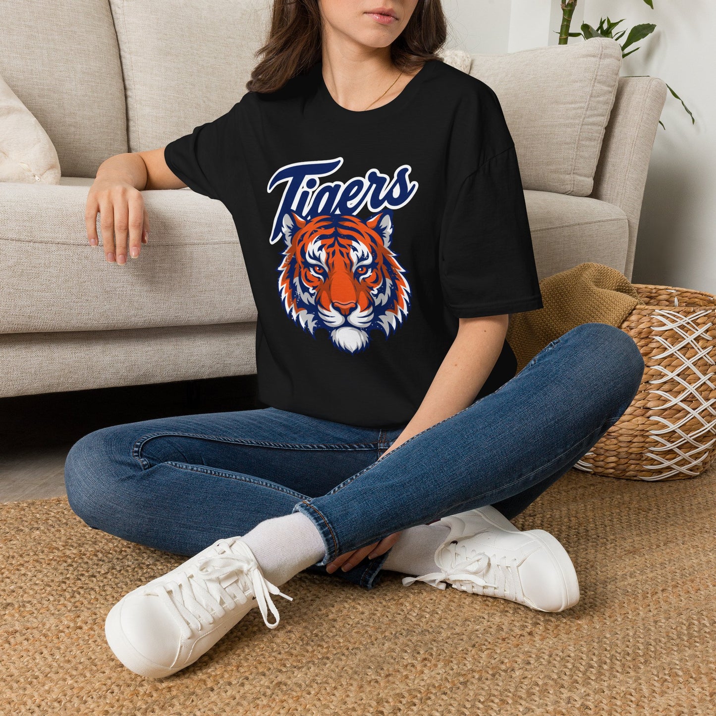 GILDAN -Tigers Graphic T-Shirt — Vintage Tiger Head Sports Tee
