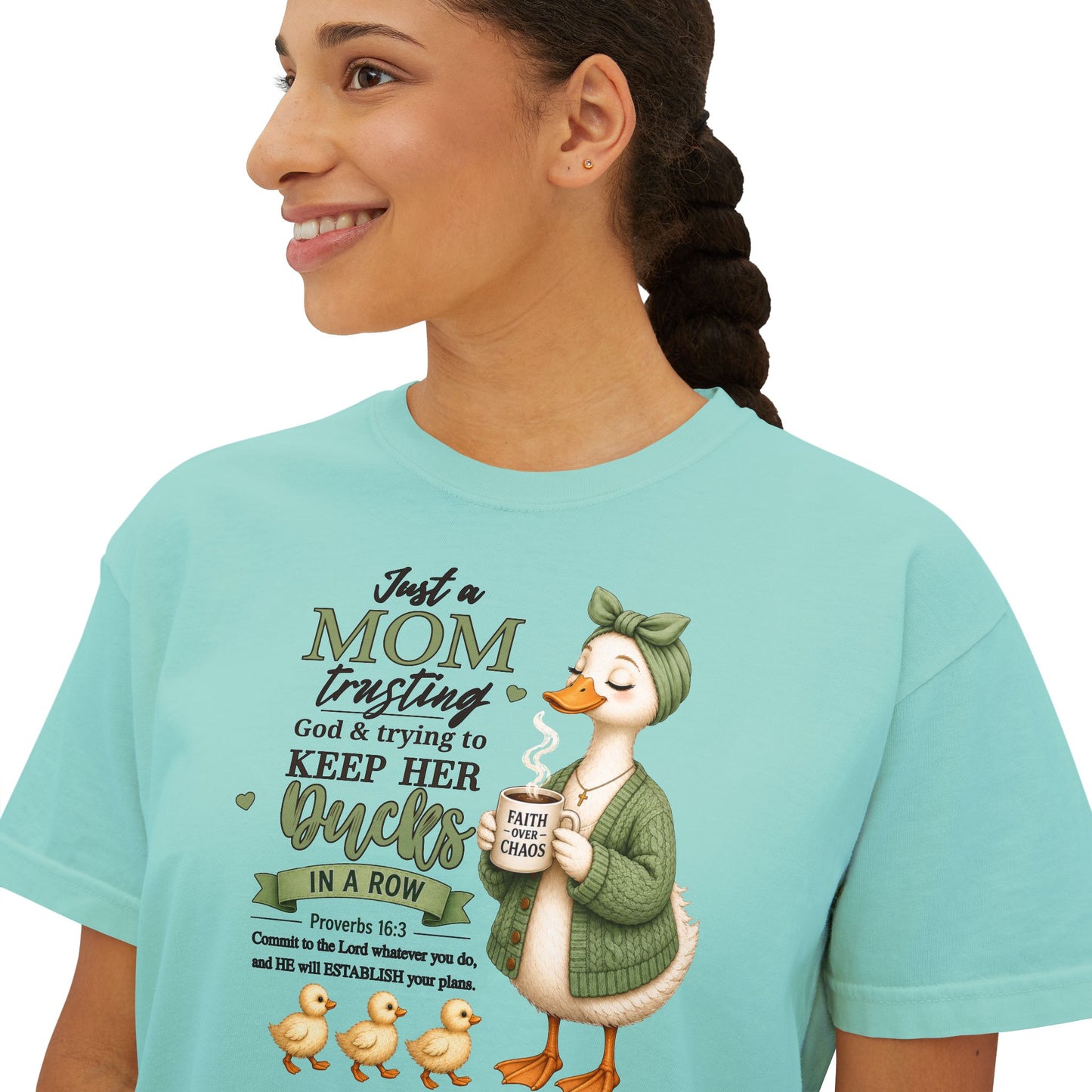 COMFORT COLOR CROP TOP - Mom Trusting God Tee — "Keep Her Ducks in a Row" Cute Duck Mom Shirt