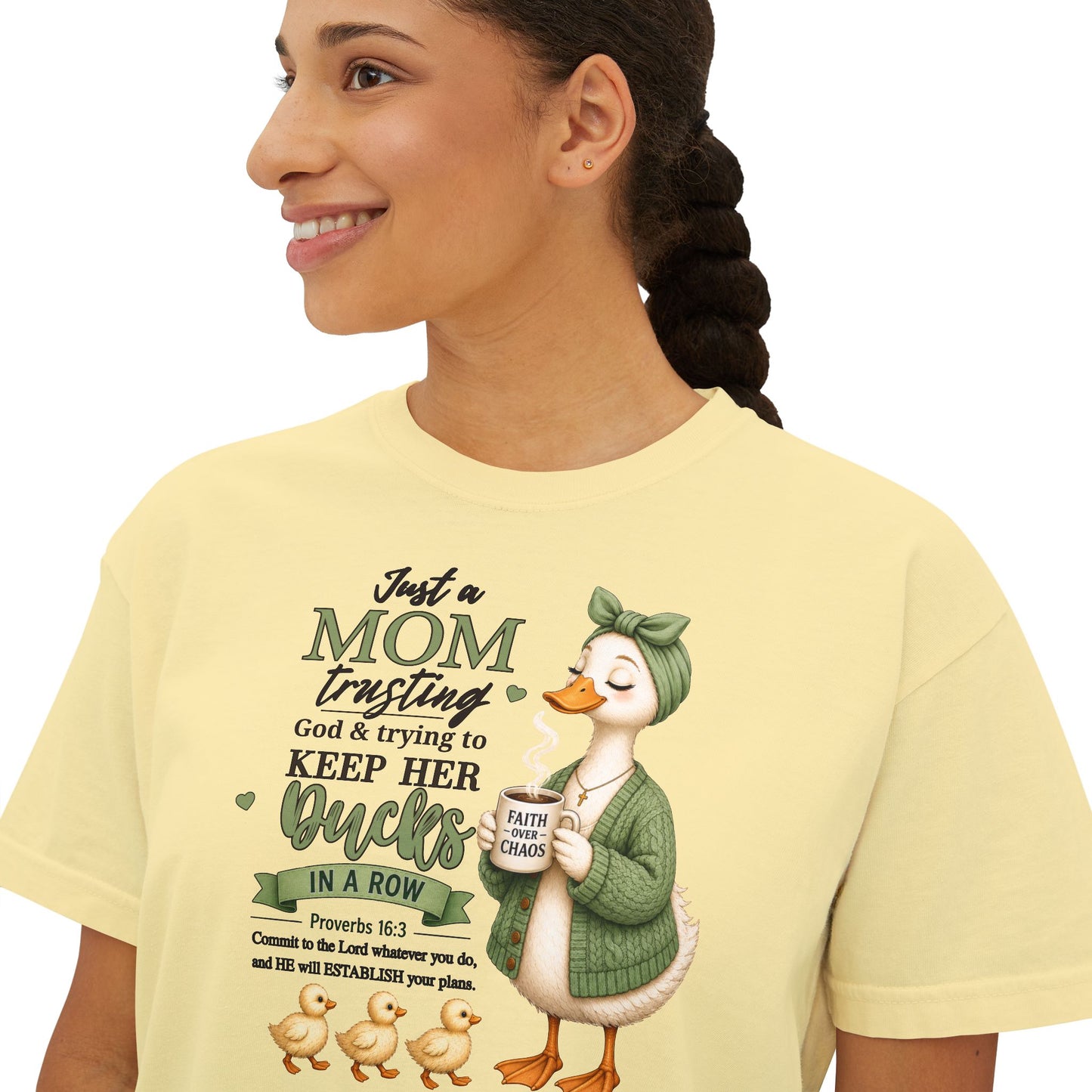 COMFORT COLOR CROP TOP - Mom Trusting God Tee — "Keep Her Ducks in a Row" Cute Duck Mom Shirt