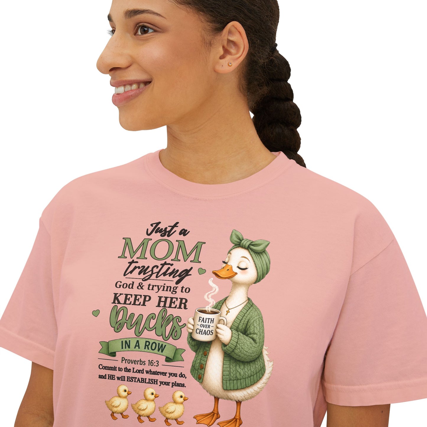 COMFORT COLOR CROP TOP - Mom Trusting God Tee — "Keep Her Ducks in a Row" Cute Duck Mom Shirt