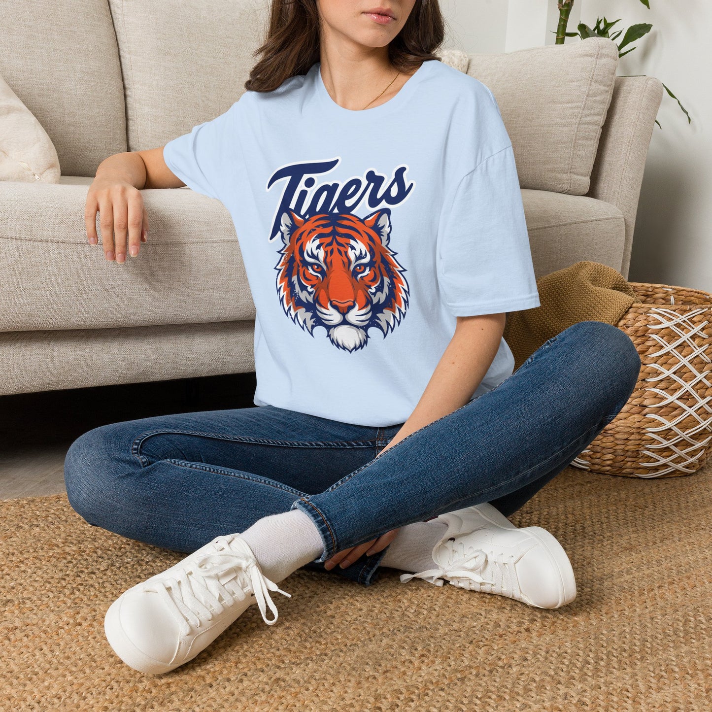 GILDAN -Tigers Graphic T-Shirt — Vintage Tiger Head Sports Tee